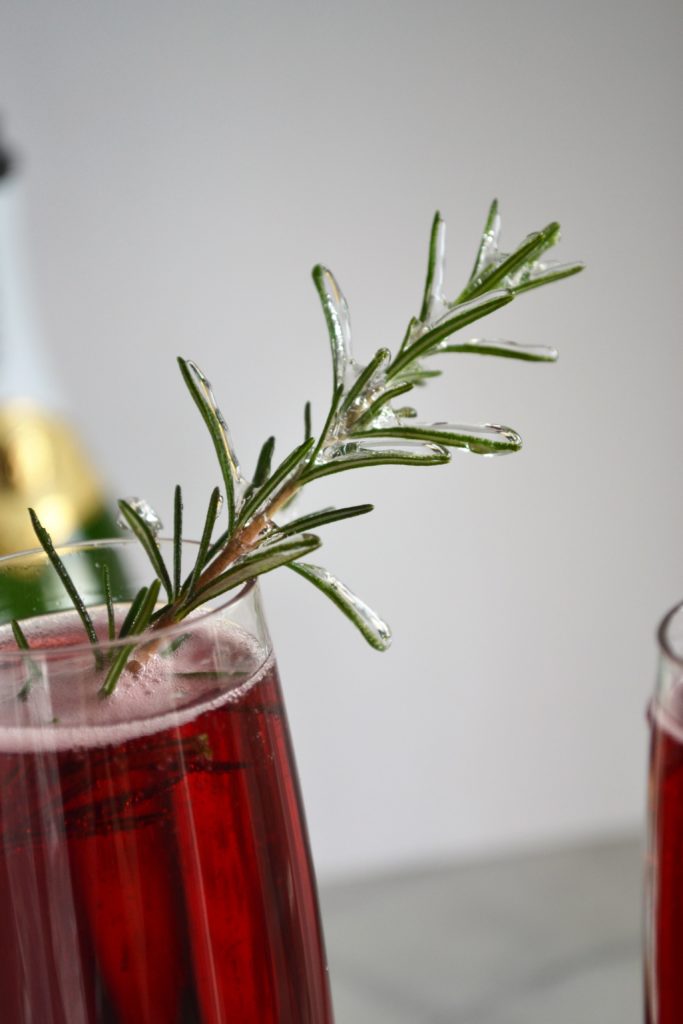 Raspberry Champagne Cocktail | New Years Cocktails | New Years drinks | easy cocktails | winter cocktails