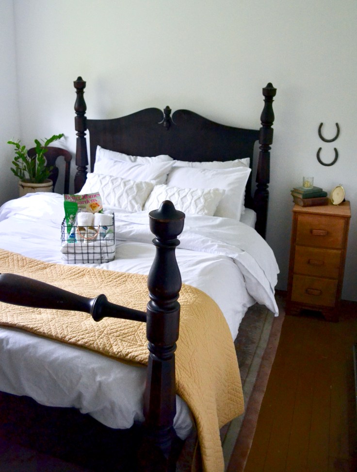 Guest room basket | how to make a guest room basket | guest room basket ideas | guest room how to | guest room